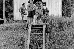 Crianças ao lado de um afluente do Rio Amazonas