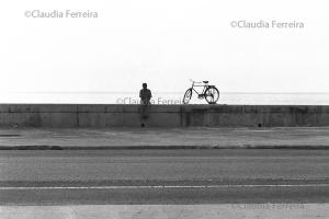 Homem e bicicleta no  Malecon