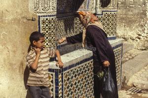 Mulher menino na Medina de Marrakech