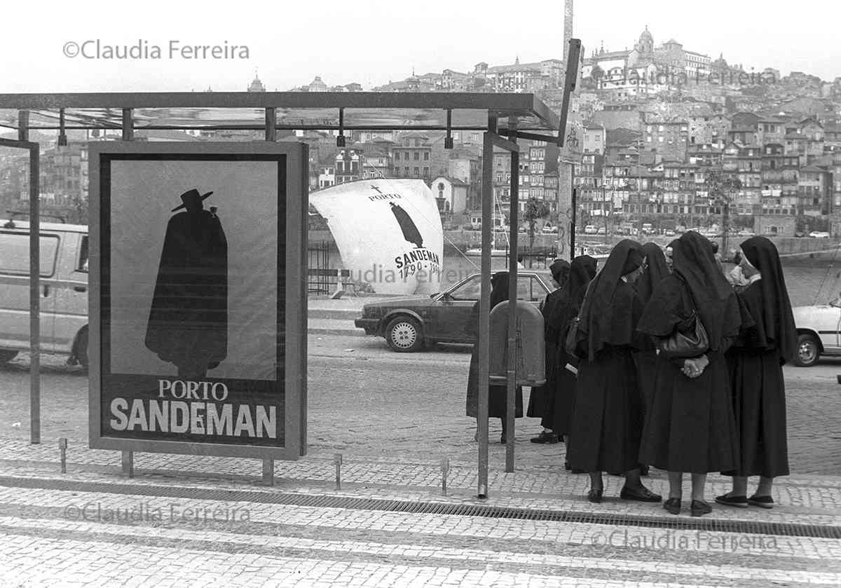 Freiras no ponto de ônibus