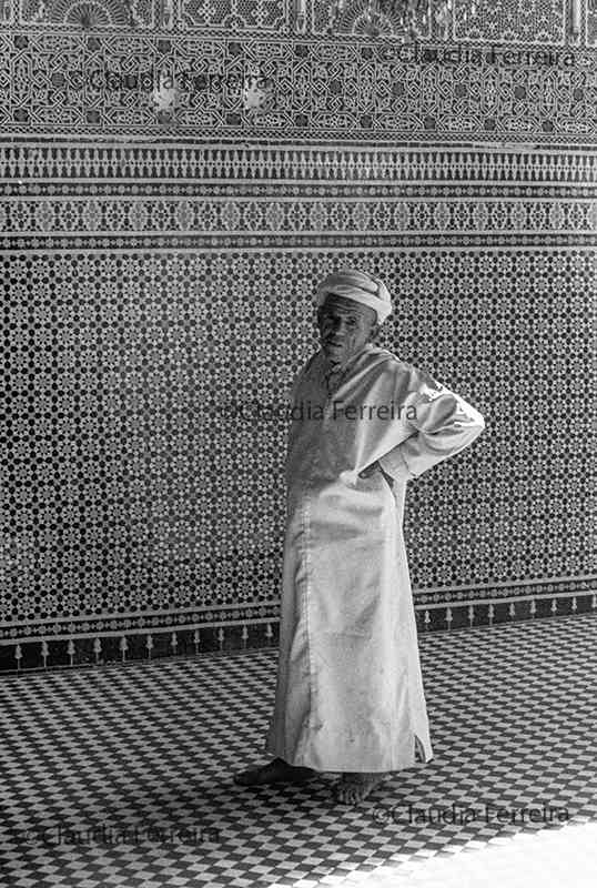 Um homem na  Medersa Ben Youssef