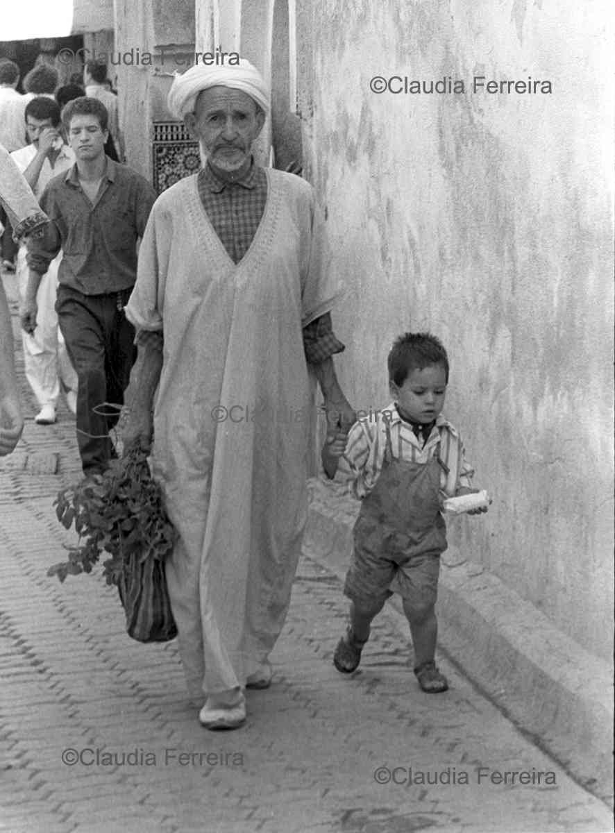 Homem e menino andando no Souk