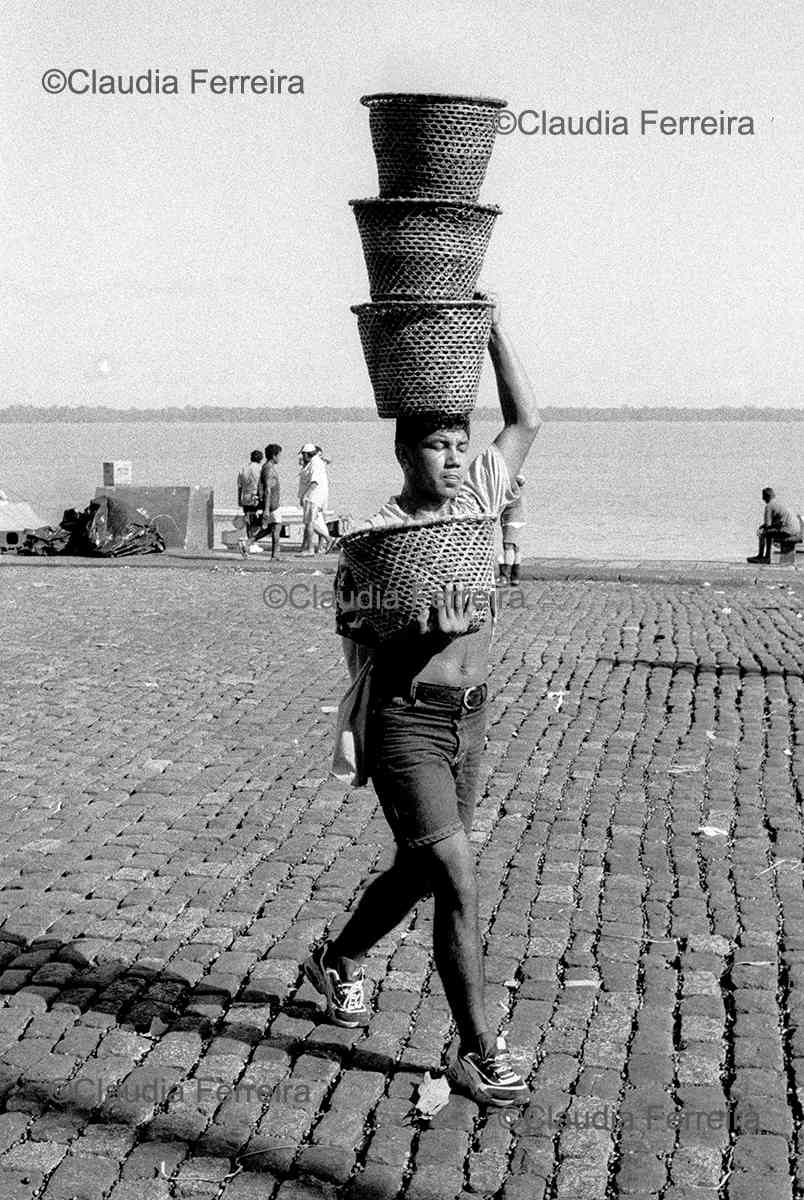 Carregando Cestas de Açaí no Porto de Belém