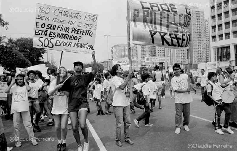 Demonstration of students and their families against the lack of teachers in schools