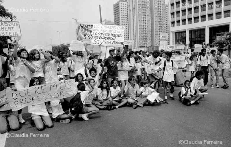 Manifestação de pais e alunos de escolas municipais contra falta de professores